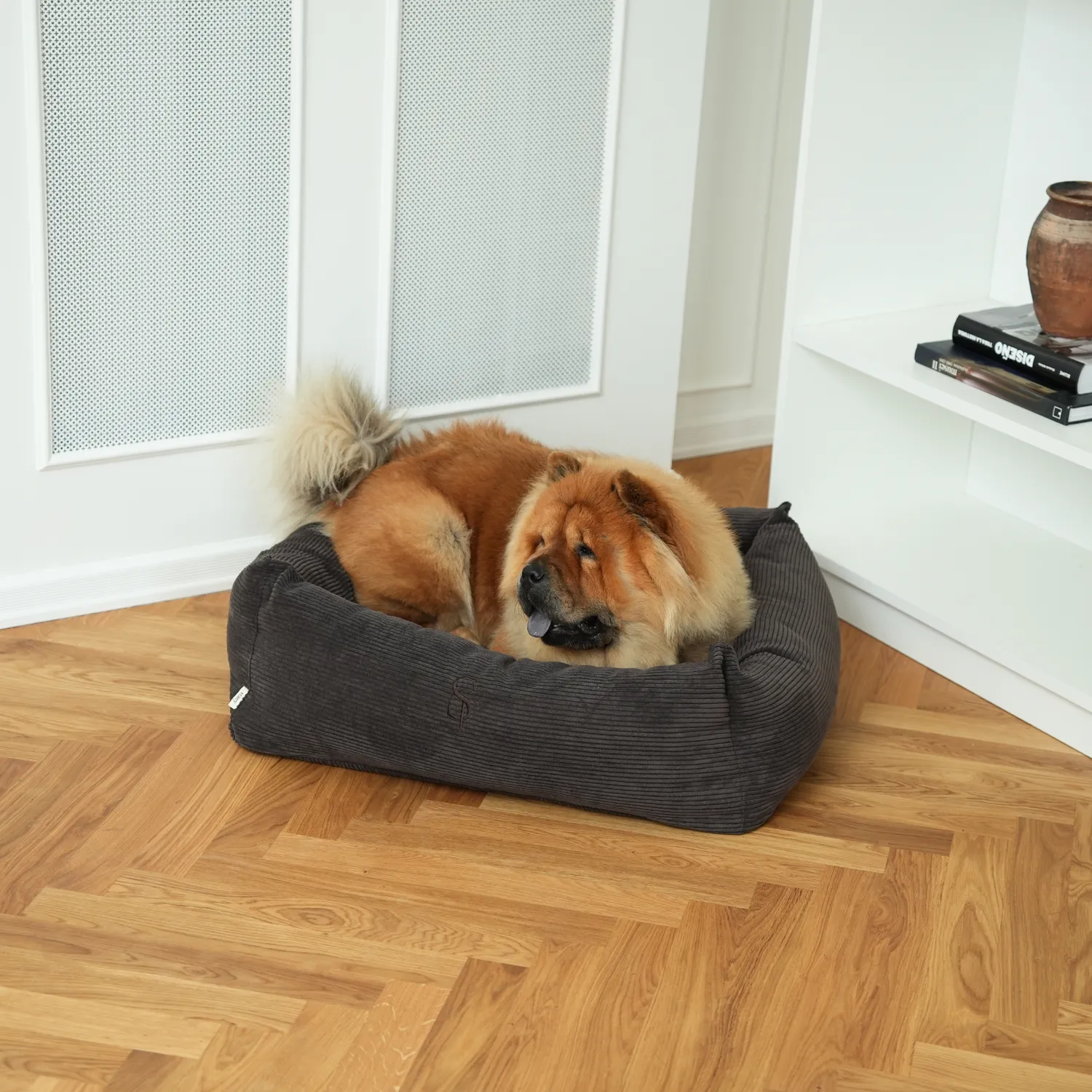 Staey Vera Hundeseng Dark Oak Corduroy – Memory Foam