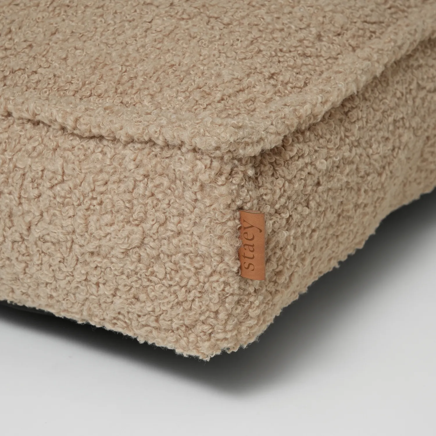 Staey Noor hundepude Sand Curly – fast skum