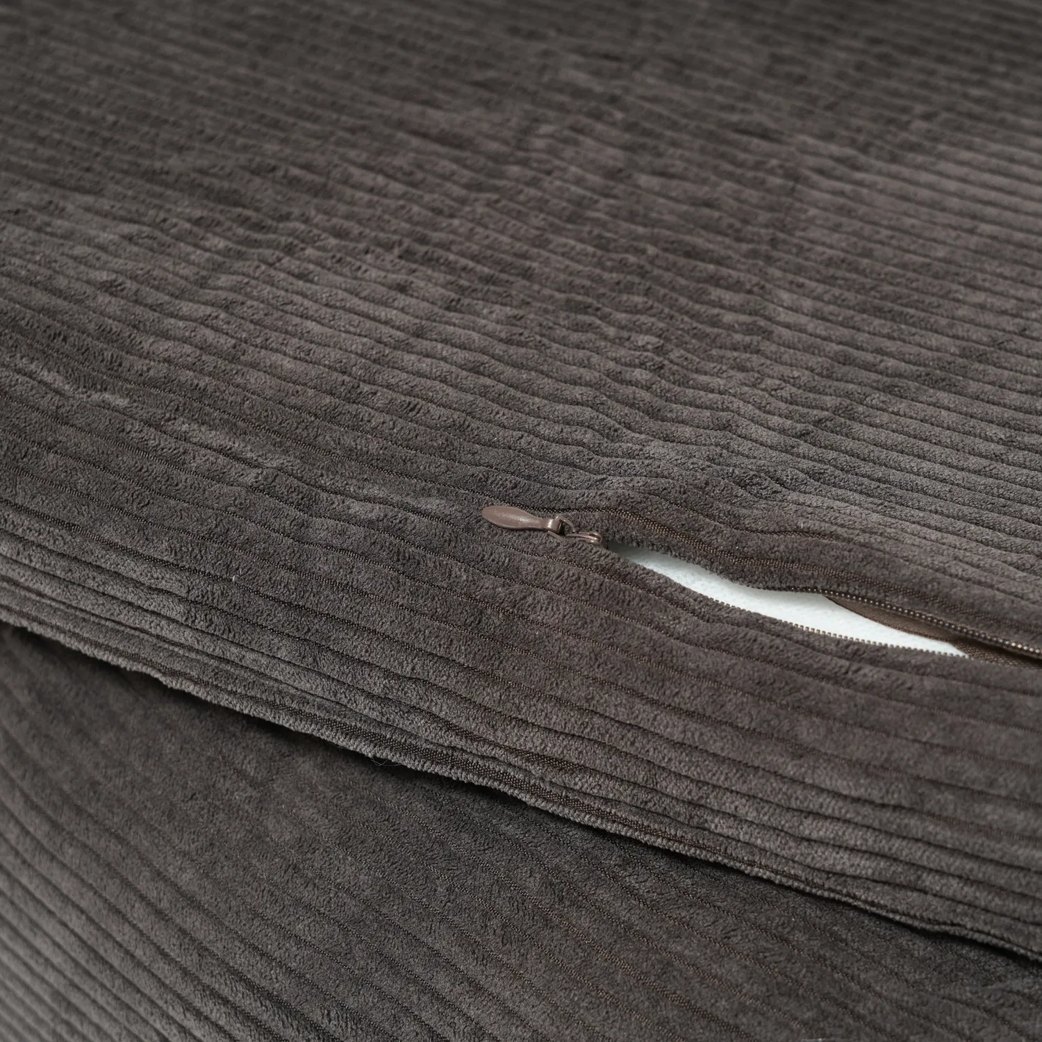 Staey Vera Hundeseng Dark Oak Corduroy – Memory Foam