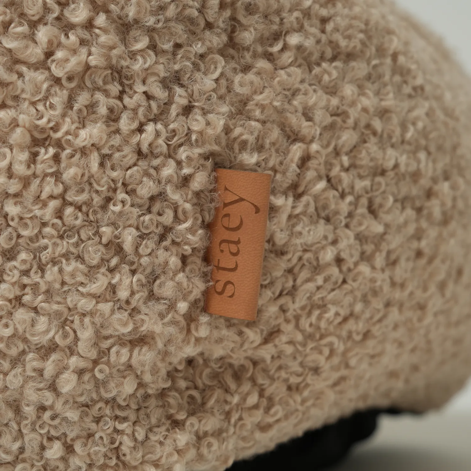 Staey Tora hundeseng Sand Curly med fast støtte