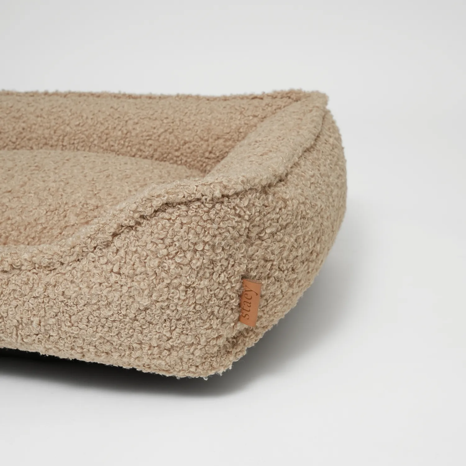 Staey Tora hundeseng Sand Curly med fast støtte