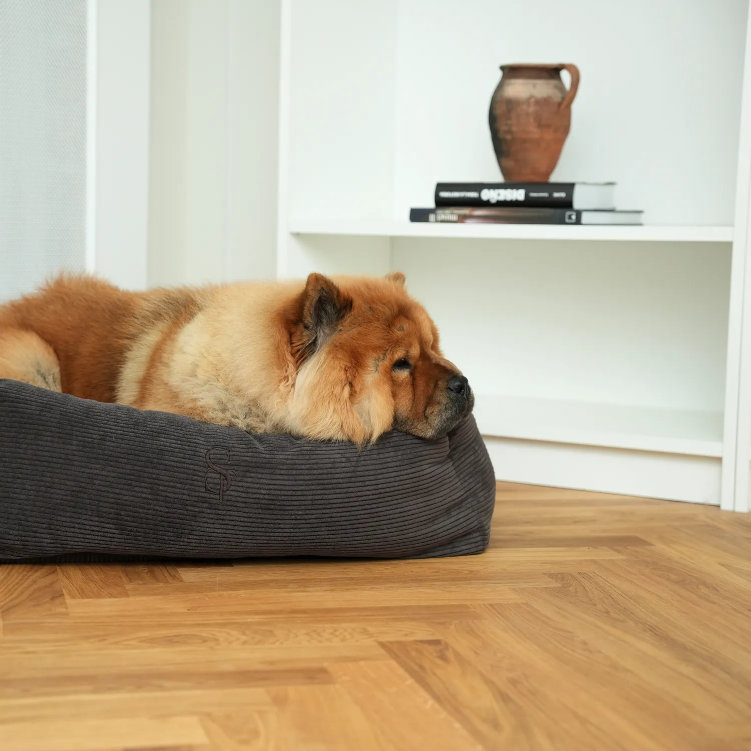 Staey Vera Hundeseng Dark Oak Corduroy – Memory Foam