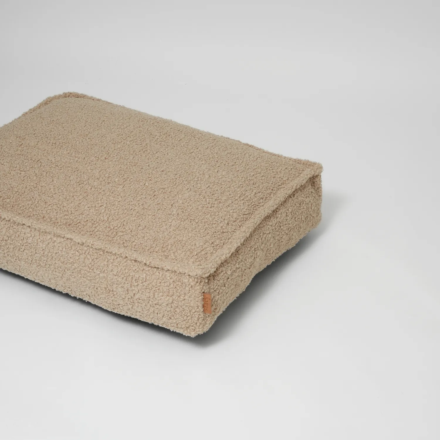 Staey Noor hundepude Sand Curly – fast skum