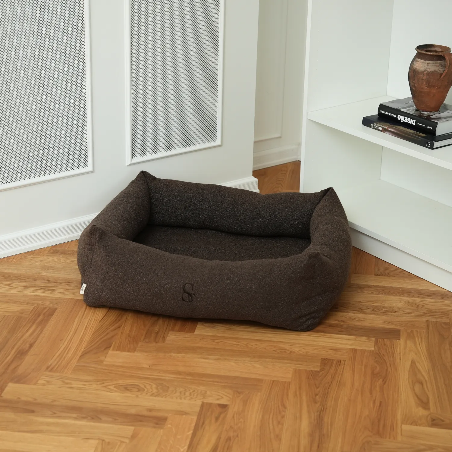 Staey Vera hundeseng Chestnut Bouclé – memory foam