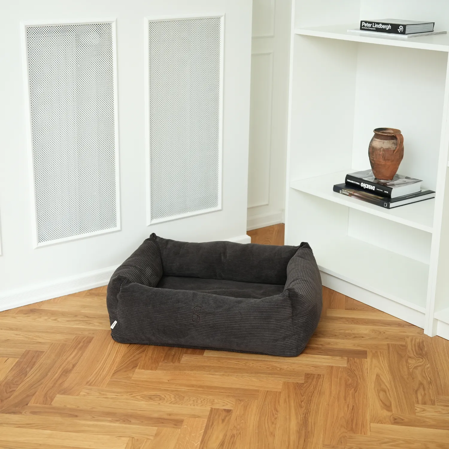 Staey Vera Hundeseng Dark Oak Corduroy – Memory Foam