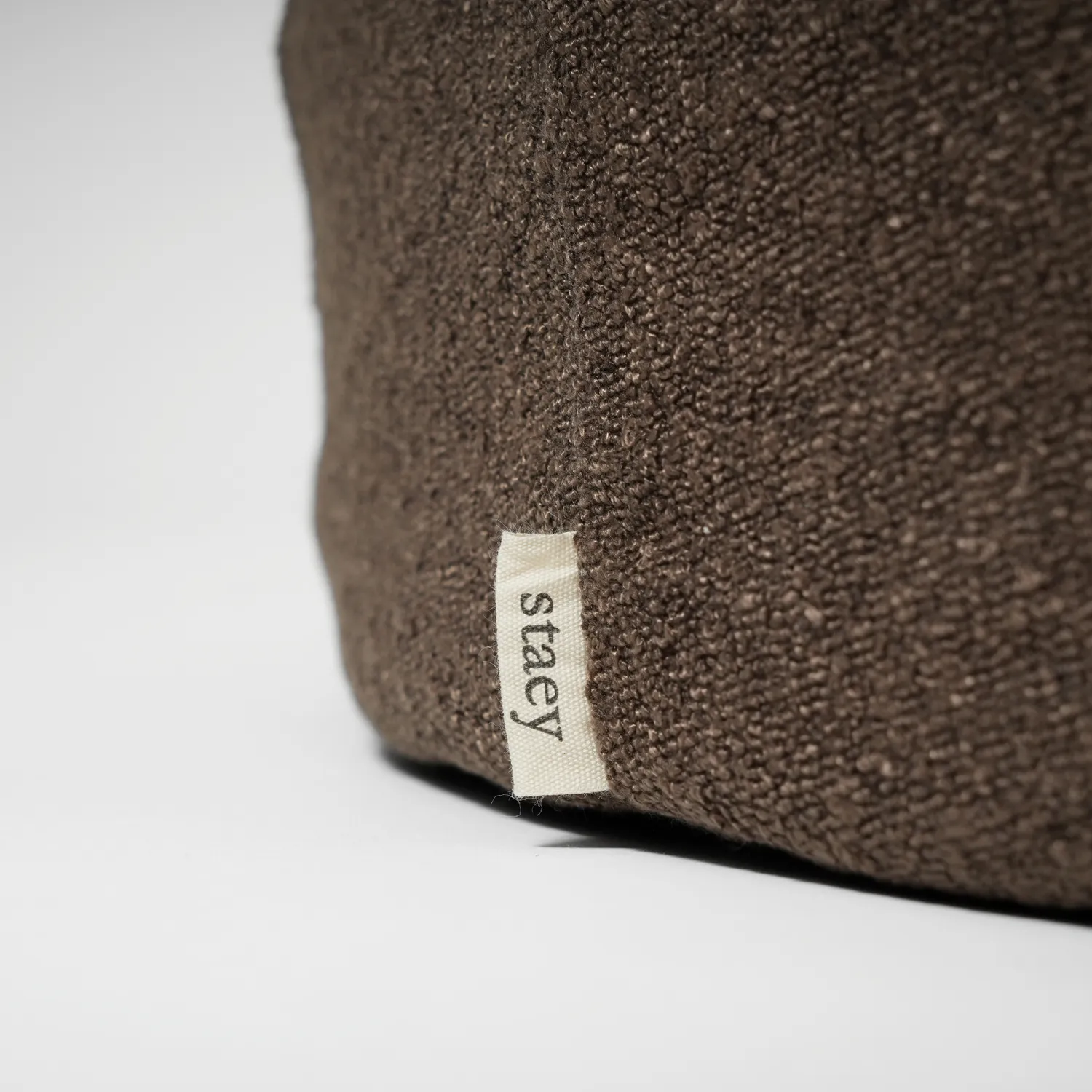 Staey Lana hundepude Chestnut Bouclé – memory foam