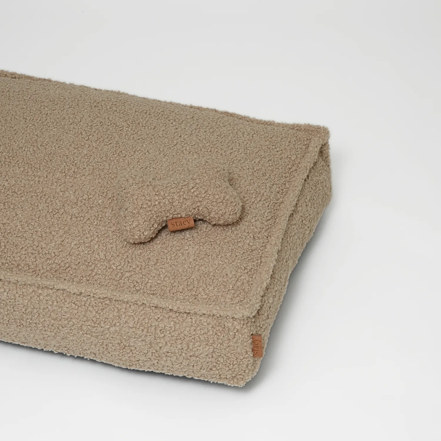 Staey Noor hundepude Sand Curly – fast skum
