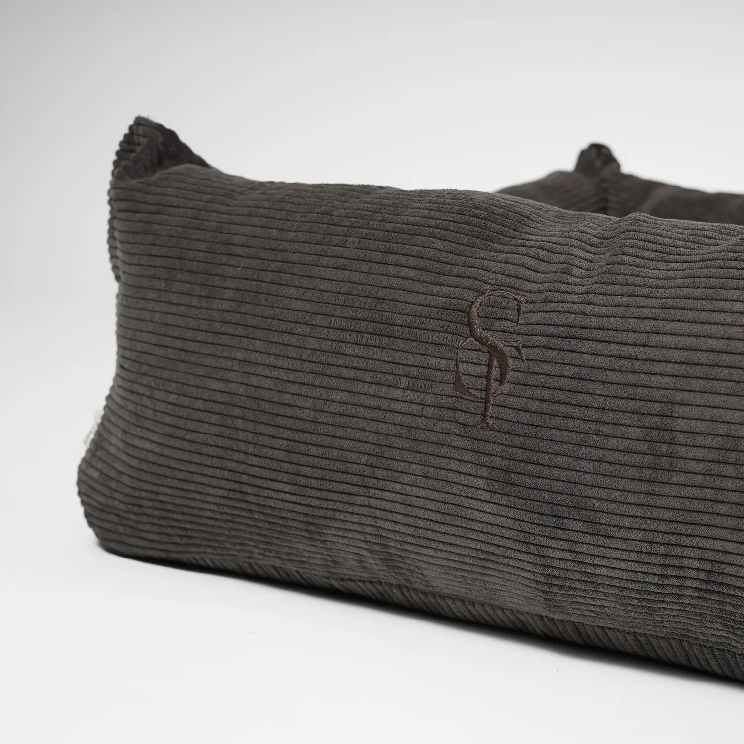 Staey Vera Hundeseng Dark Oak Corduroy – Memory Foam