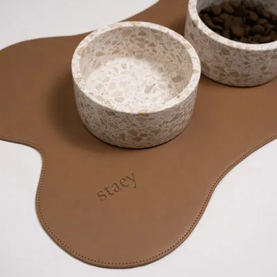 Staey Alva Feeding Mat skålmåtte Cappuccino vegansk læder