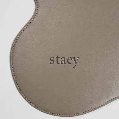 Staey Alva Feeding Mat skålemåtte taupe veganlæder