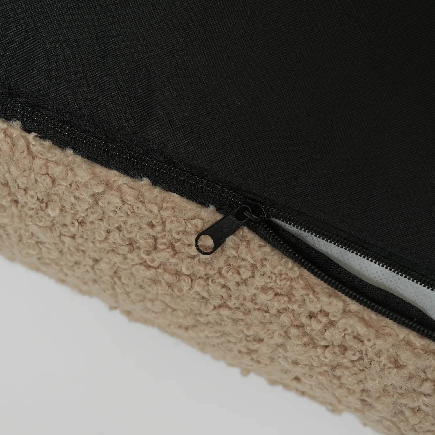 Staey Noor hundepude Sand Curly – fast skum