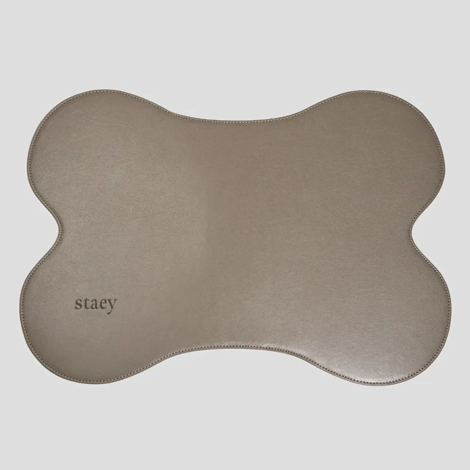 Staey Alva Feeding Mat skålemåtte taupe veganlæder