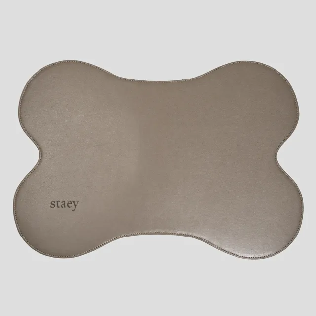 Staey Alva skålunderlag vegansk læder Taupe 52x37