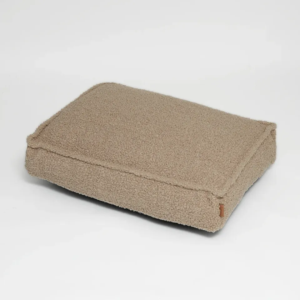 Staey Noor hundepude Sand Curly – fast skum