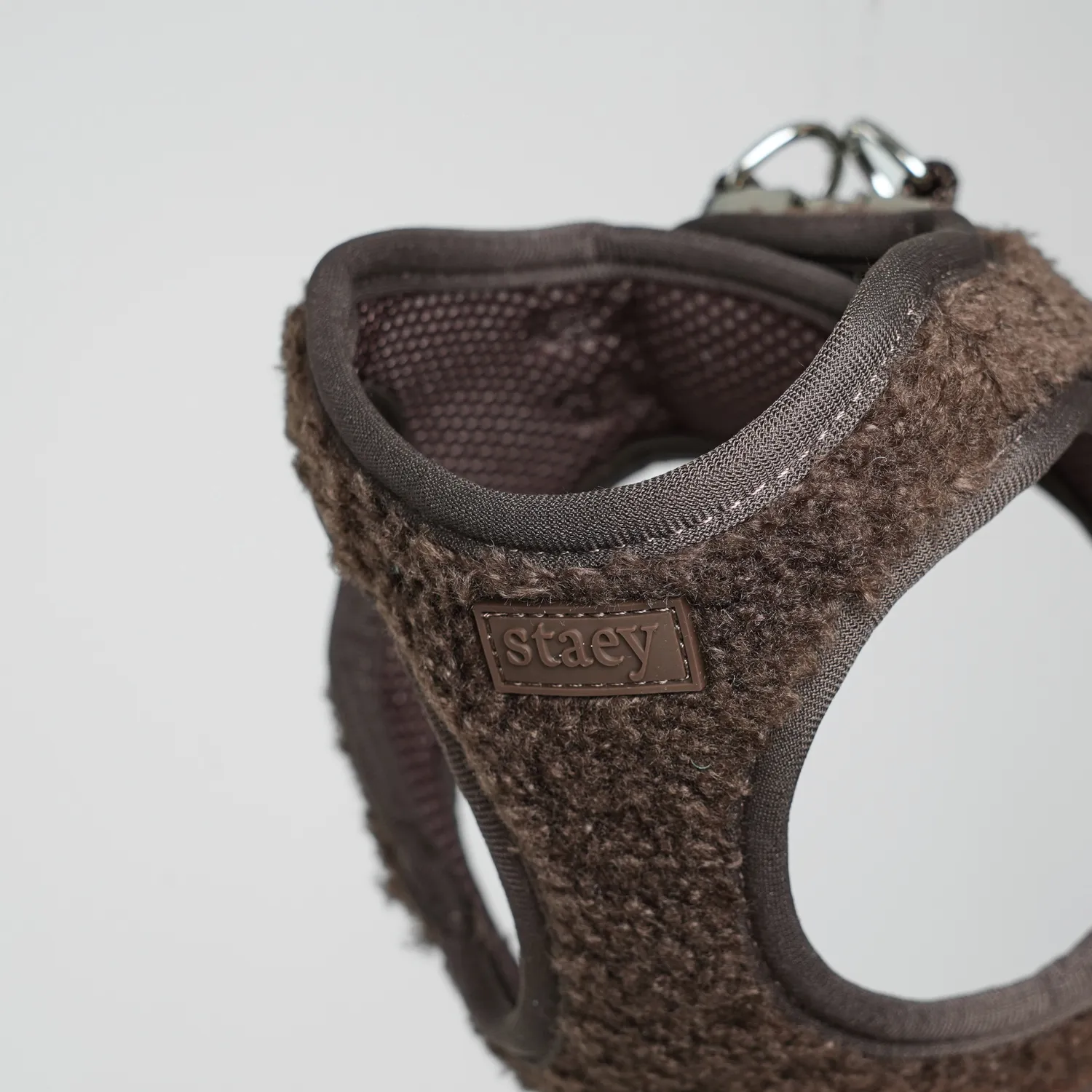 Staey Teddy Step-in hundesele Espresso blød