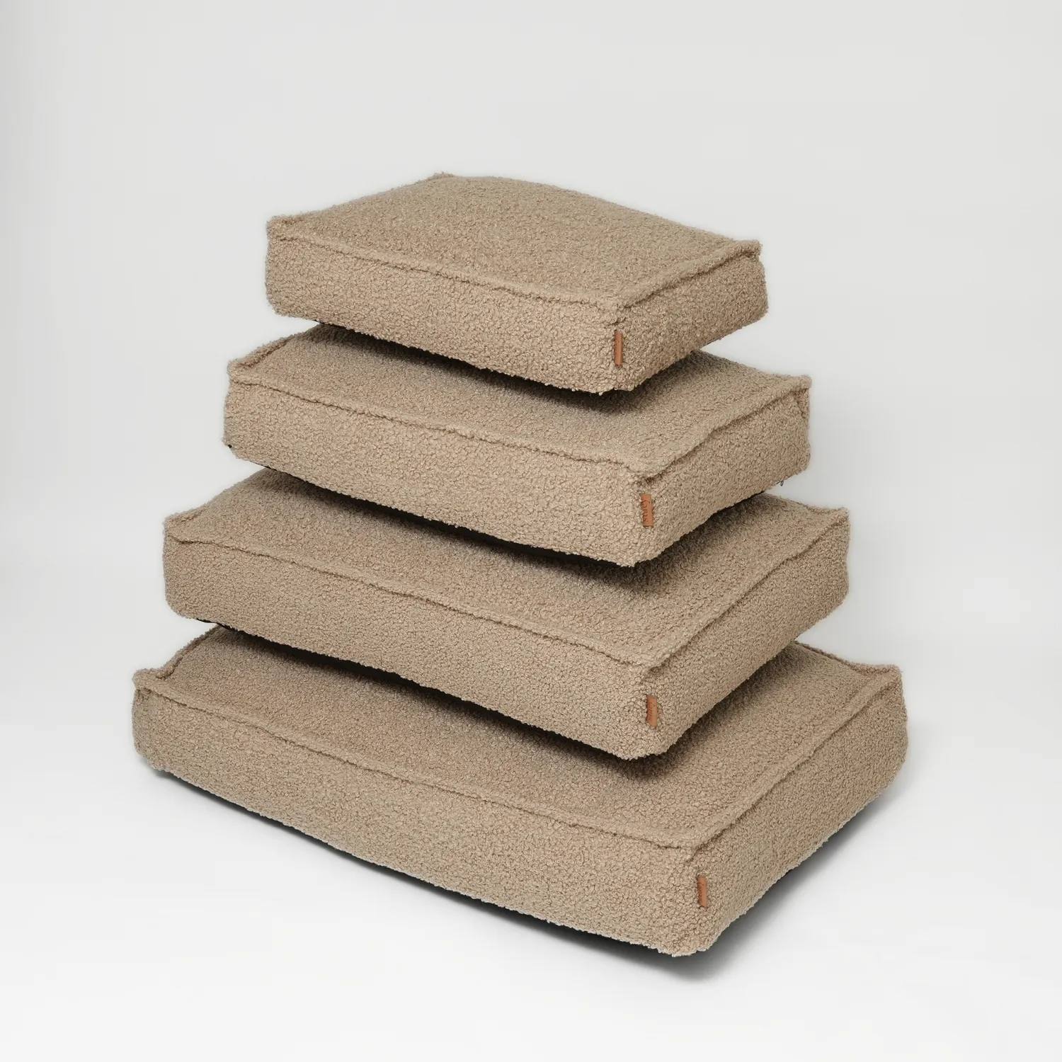 Staey Noor hundepude Sand Curly – fast skum