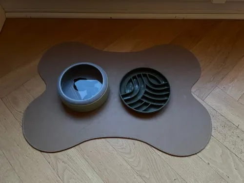 Staey Alva Feeding Mat skålmåtte Cappuccino vegansk læder